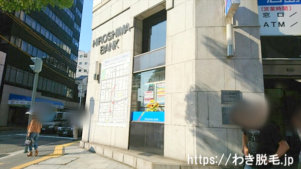 広島銀行の角を右に曲がります