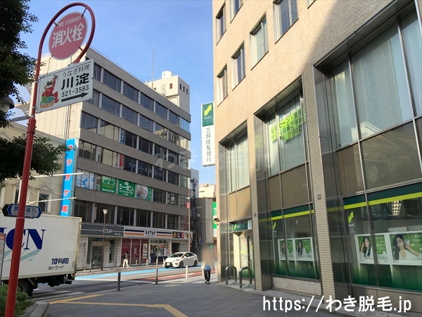 交差点を右折、三井住友銀行あります。
