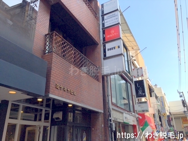 ミタキヤビルがあり、３階が銀座カラー広島店です