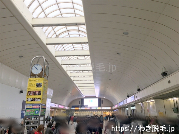 川崎駅改札をでて右手、東口方面に進みます。