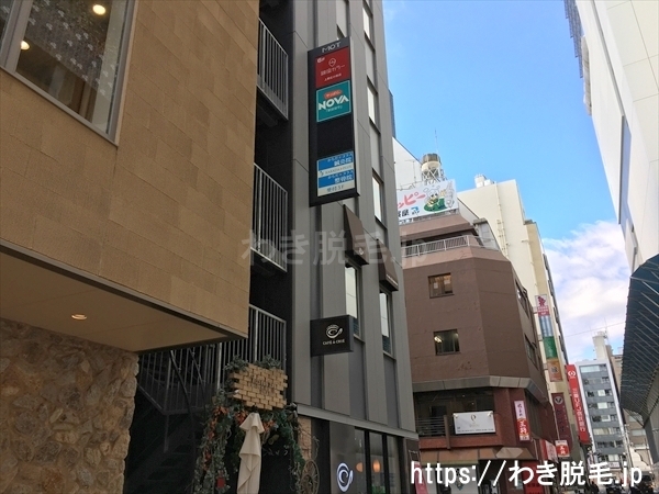 MOTビルの看板に銀座カラー 上野広小路店があります。