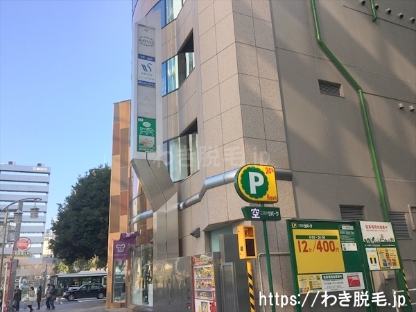 駐車場の先に服部名古屋栄ビルがあります