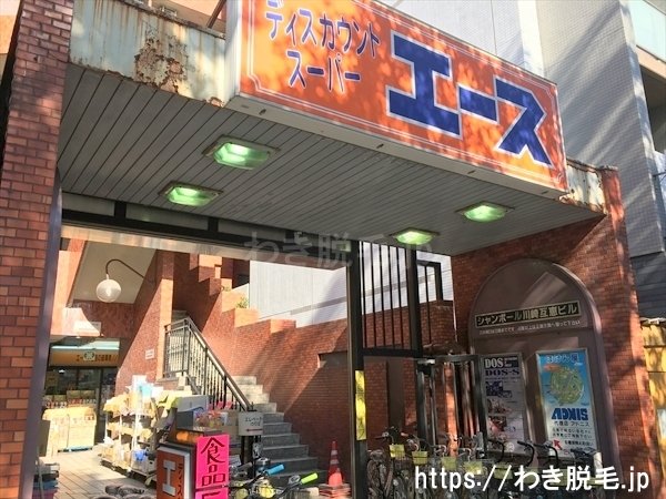 レンガ造りのシャンボール互恵ビルがあり１３０５がディオーネ川崎店です
