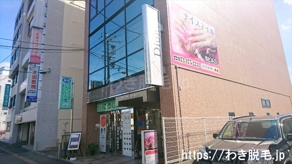 右手にNICビルがあり4階にディオーネ 和歌山店があります。