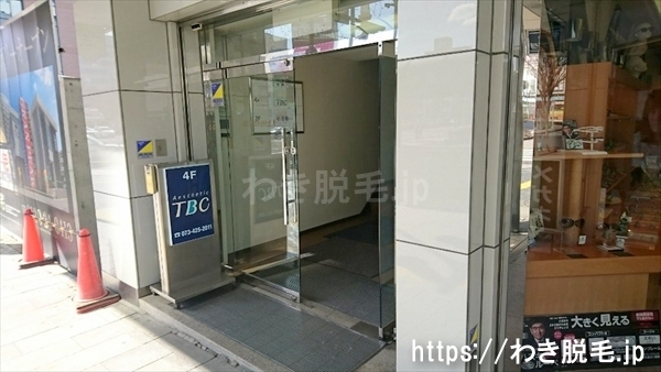 右手にミナカタビルがあり、4階にTBC和歌山駅前店があります。