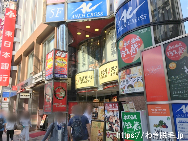 右手、ラーメン屋一蘭がある岩本ビルがあり、４階がコロリー(coloree) 渋谷駅前店です