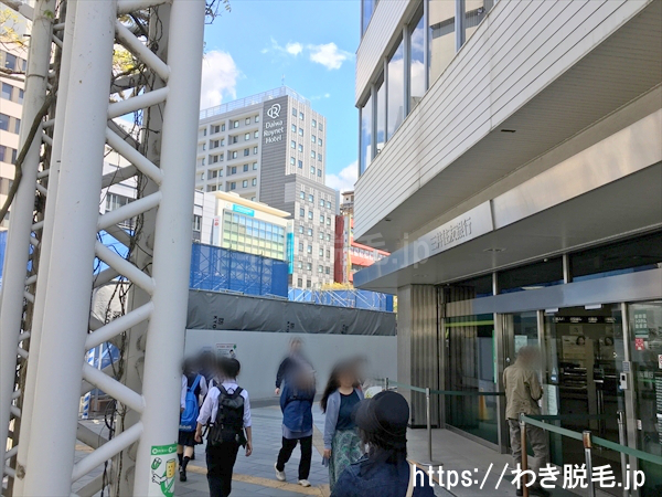 三井住友銀行沿いの大通りを直進します。