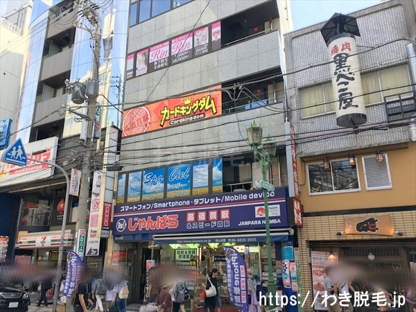 右手に辻村ビルがあり、４階がリンリン 難波店です。