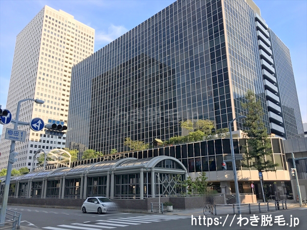 大阪駅前第2ビルがあり、地下１階にヴィトゥレ 梅田店があります。