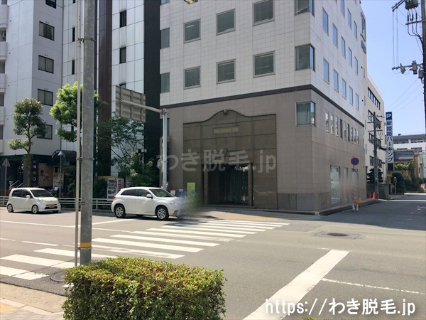 道路を挟んだ向かいに姫路アドバンスビルがあり８階がグランモア 姫路店です。