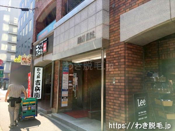 右手にマキビルがあり、６０２がディオーネ 神戸三宮店です。