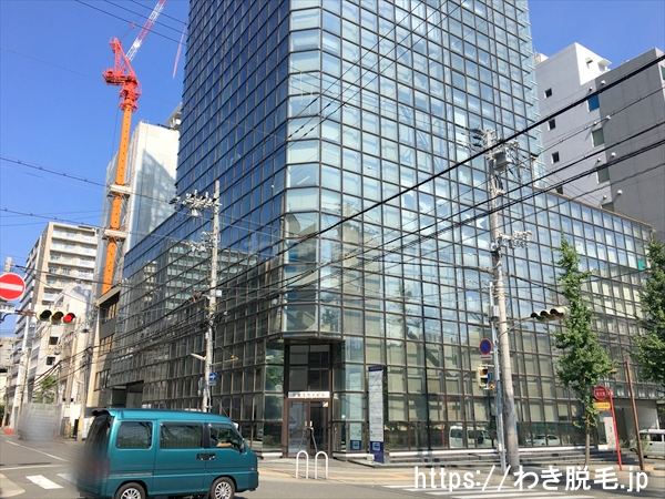 交差点右奥に三宮スカイビルがあり４階がリゼクリニック 神戸三宮院です。