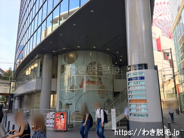 シログチビルの６階にコロリー(coloree) 梅田駅前店があります。