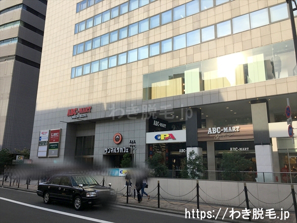ABC-MART梅田ビルの７階にグランモア 梅田店があります。