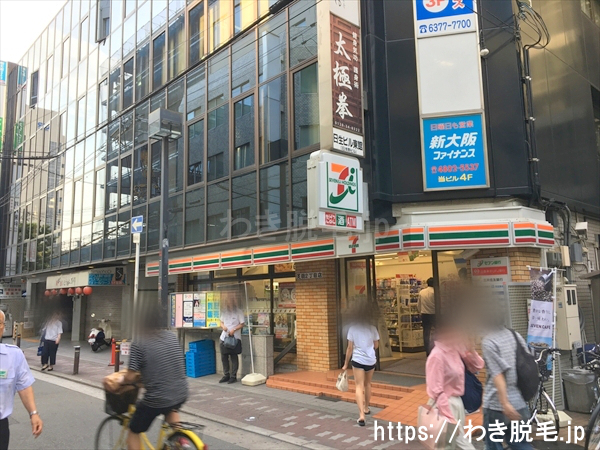 右手に日生ビル東館があり、701Aがディオーネ 梅田店です。