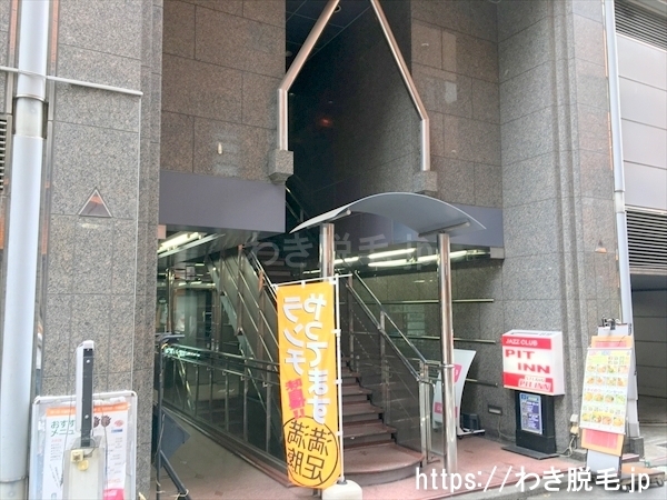 アコード新宿ビルがあり、７階がシースリー新宿総本店（旧：新宿東口店）です。