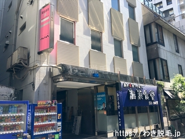 すぐ左手にサンライズ桜丘ビルがあり、１０１号室がラココ(Lacoco) 渋谷店です。