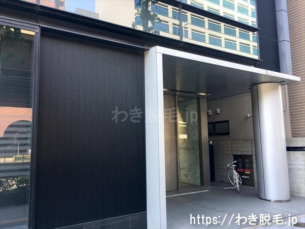 左手に秋葉原ビジネスセンターがあり６階が湘南美容外科 秋葉原院です。